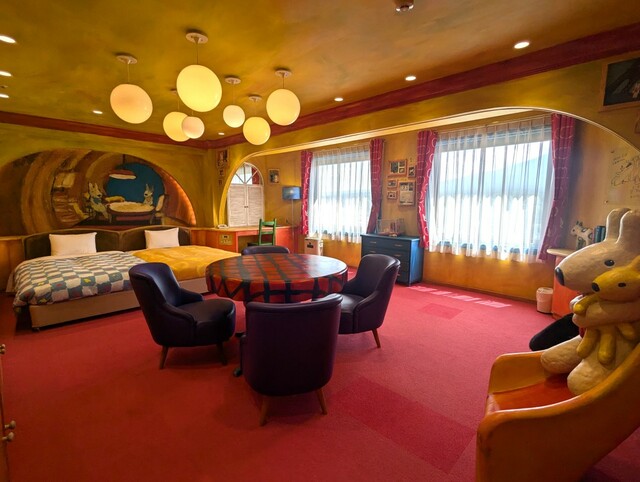 【ハイランドリゾートホテル&スパ】赤を基調とした楽しげな「リサ ルーム」