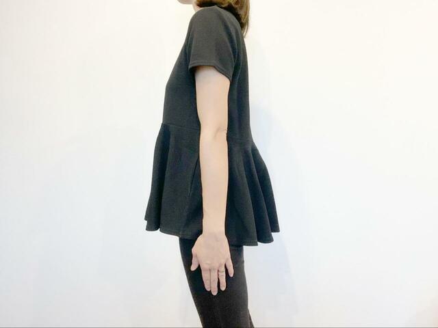 【cocaエンボス切り替えフレアトップス 】裾はさりげなく前後差が出るよう作られているので、気になるヒップラインを隠せます♪