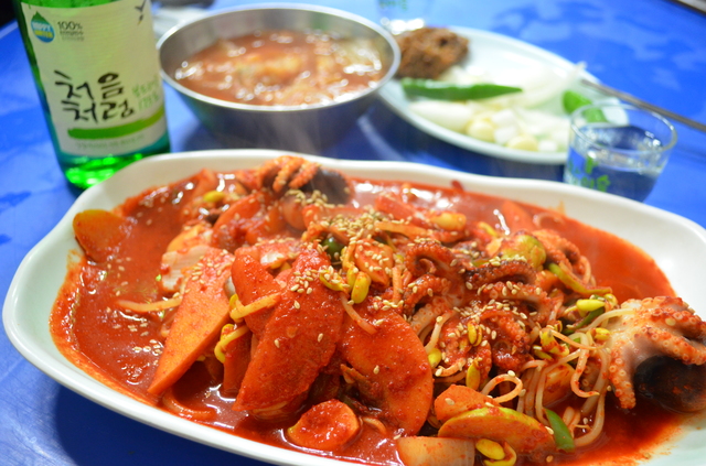 『トンチョン・ポウォン』のチュクミ・ポックム（イイダコ炒め）７０００ウォン