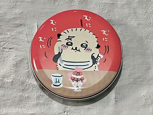 【ちいかわ　プチキャン3】スイーツ大好きなラッコがむにむにしながらパフェを頬張っている姿がかわいい♡