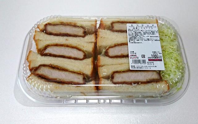 【カークランドシグネチャー　かつサンド　1.22kg　1980円】分厚いかつサンドの隣には千切りキャベツが