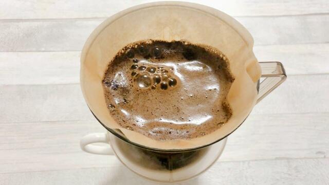 【MonoMaster(モノマスター)5月号特別付録はスヌーピーデザインのコーヒーミルとミニ缶】細挽きのコーヒーにもお湯を注ぎます。