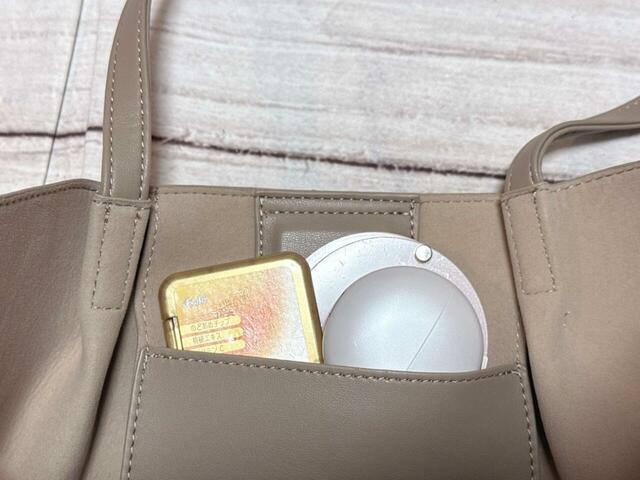 ポケットにはミラーやイヤホンなどをイン