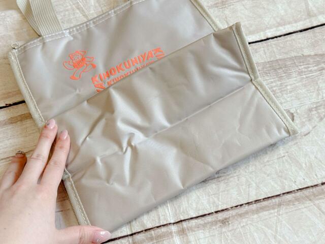 マチがしっかりあるので、パックのお惣菜や小さめのケーキボックスも収納可能!