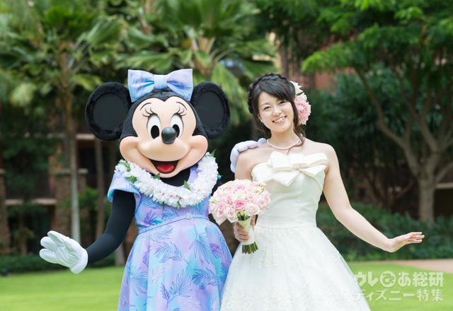 ミニーマウスと新婦。同じポーズで記念撮影|アウラニ・ディズニー・リゾート & スパ コオリナ・ハワイ「ディズニー・フェアリーテール・ウエディング」