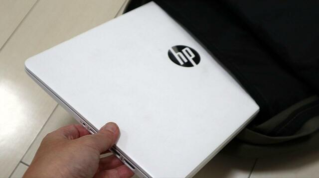 【anello大容量リュック TOGO】公式では13インチ対応のようですが、14インチの端末もすっぽり収まりました！PCスリーブは内側にも厚みとクッション性があります