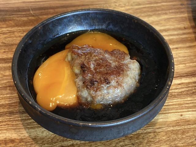 タレがかかった卵黄に付けて食べてみる