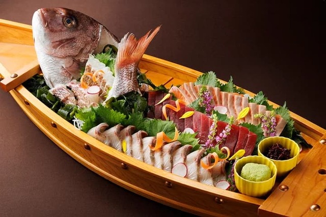 東京ドームホテル「アニバーサリーパーティプラン2025」刺身船盛り（真鯛の姿入り）