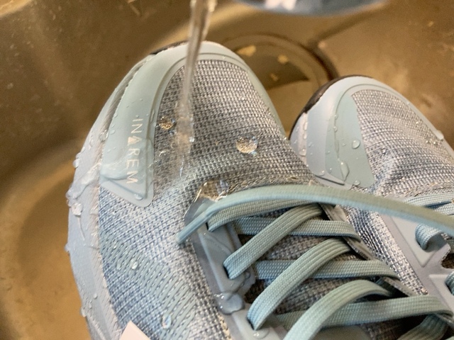 【ワークマン 防水シューズハイバウンスレイン】5cm防水なので、水をかけても全く染み込みません！