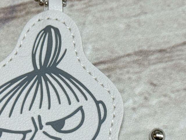 素材はポリエステル。レザー調の高級感たっぷりの生地