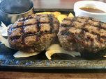 【ステーキガスト　超粗びきステーキバーグ約120g×2】厚みもしっかりとあり、焼き目も美味しそう