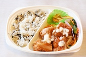 【ライフの冷凍弁当／チキン南蛮とひじきご飯】ごろごろと大きなチキンが目を引くお弁当