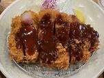 【豚肉専門料理店とんかつのり】オヤジは断固ソース派。キャベツにもソースをどぼどぼかけないと気がすまない