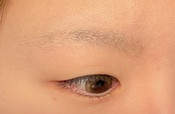 メイク前の眉毛はまばらに生えてます