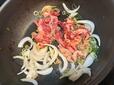 【ロピア ロピアアンガス牛プルコギ味付焼肉用 豪州産】玉ねぎと一緒に炒めてみました！焼きながら立ち上る香りに食欲が爆上がり◎