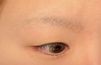 メイク前の眉毛はまばらに生えてます