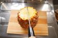 【冷凍フルーツ パイナップル】縦にカットします
