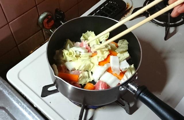 豚肉、ニンジン、白菜の順で鍋に入れて炒める