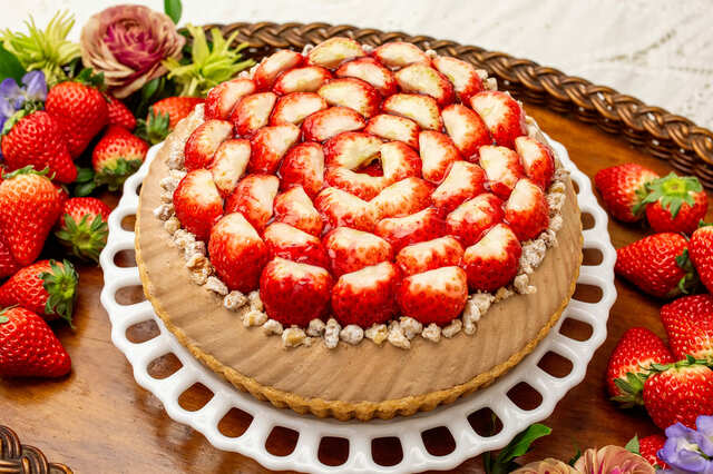 【キル フェ ボン】「特選 静岡県産 “紅ほっぺ”とチョコレートクリームのタルト」whole(25cm) 19,980円/大粒で形の整ったいちごだけを厳選して作った特選タルト