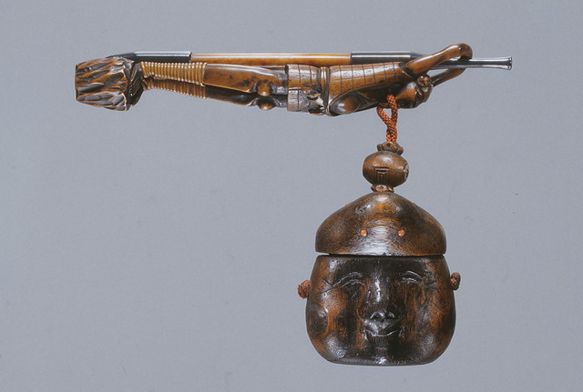 たばこ入れ：「桐大黒天形とんこつ腰差したばこ入れ」