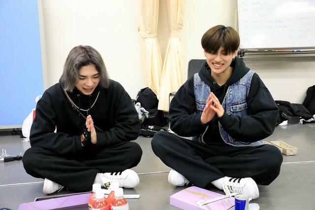 手を合わせて「いただきまーす！」（左からIIZUKA SOUMA、KAITO）