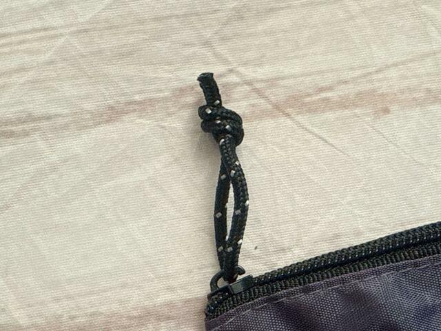 ファスナーの引き手にはおしゃれな紐付き♪
