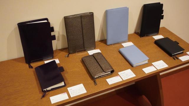 【ほぼ日手帳 内覧会】革で作った手帳カバー。バイオレットやラメなど絶妙な色合いがオシャレ
