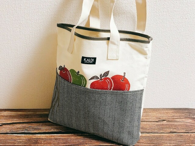 【カルディ りんごバッグ】持ち手は約52cm。肩に掛けられるので、荷物が重くてもラクに持ち運べます