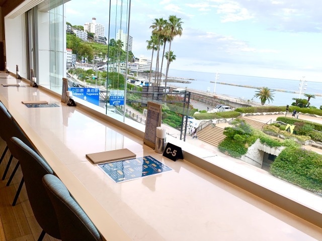 海を望むカウンター席