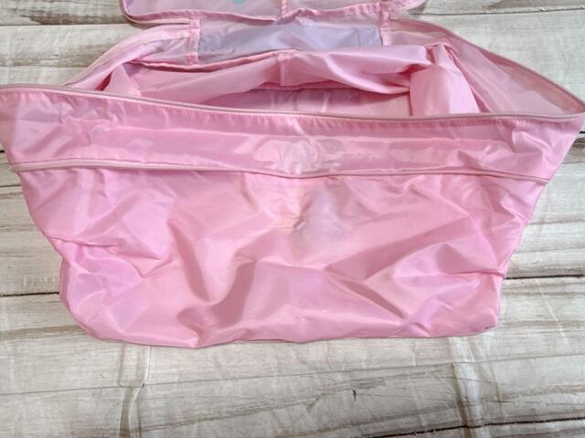 背面側のファスナーを開けると、マチ幅が拡がる仕様