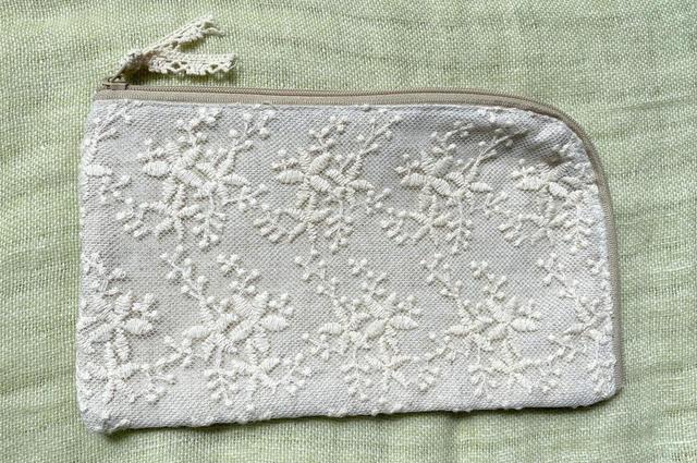 リネン×総刺繍 マスクケース／上品なデザインがおしゃれ
