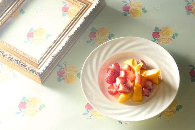 「タカノフルーツティアラ フラワーティールーム ～Strawberry＆Mango～」＜期間：2026年4月1日～5月7日＞【4月のタカノフルーツティアラは「お花」がモチーフに♪フレッシュフルーツ食べ放題＆苺とマンゴーのアフタヌーンティーで優雅な時間をどうぞ！】