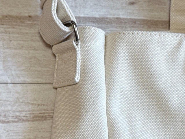 素材は綿とポリエステルの混紡。コットンキャンバス調の生地