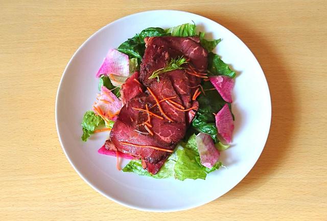 【カークランドシグネチャー　ローストビーフサラダ　610g　1580円】オレンジが香る付属のドレッシングをかけて