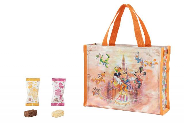 アーモンドチョコレートバー 1,800円｜内容量：28個（ミルク14個、ホワイト14個）｜東京ディズニーリゾート40周年“ドリームゴーラウンド”スペシャルグッズ｜発売日：2023年4月10日（月）｜販売店舗：東京ディズニーランド「グランドエンポーリアム」、東京ディズニーシー「ヴァレンティナーズ･スウィート」