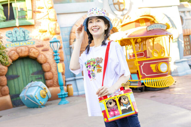 東京ディズニーランド開園43周年を記念したグッズ｜販売店舗：東京ディズニーランド「ギャグファクトリー／ファイブ・アンド・ダイム」｜発売日：2026年4月15日（水）