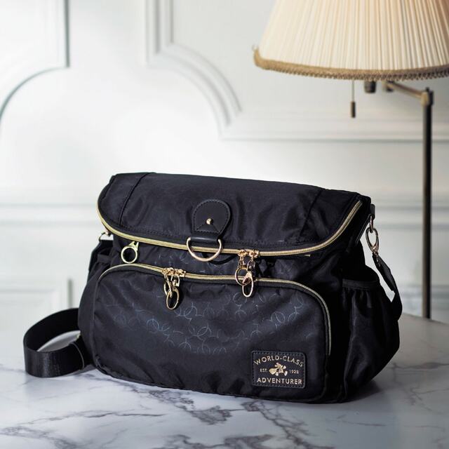 エンボス2WAYトラベルバッグ（ショルダーバッグ／リュックサック）「ミッキーモチーフ」｜￥ 8,990 （税込）