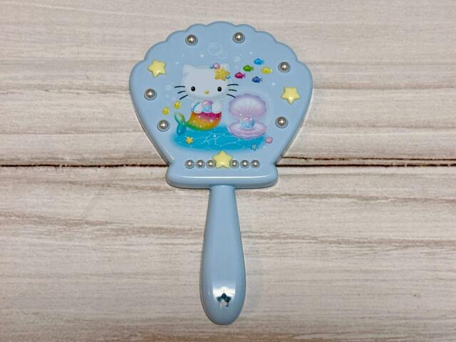 プラスチック製の手鏡。マーメイドらしいシェルのフォルムがかわいすぎます!