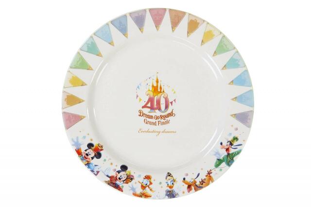プレート 2,500円|東京ディズニーリゾート40周年“ドリームゴーラウンド”グランドフィナーレ スペシャルグッズ|発売日:2024年1月23日(火)|販売店舗:東京ディズニーランド「グランドエンポーリアム」、東京ディズニーシー「エンポーリオ」