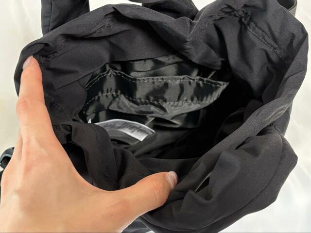 【adidas マストハブ パフィー スモール バッグ】コンパクトなサイズ感ながら内ポケットも付いています。小物の整理にも困りません