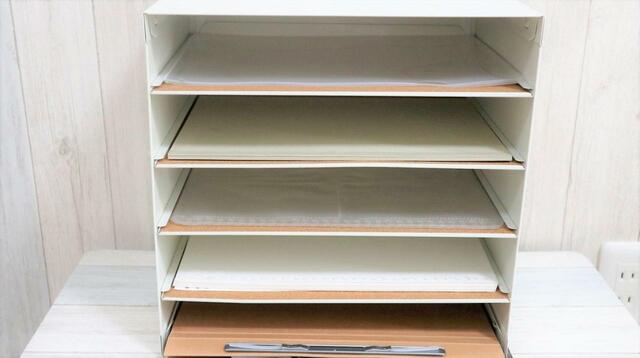 【IKEA クヴィッスレ レタートレイ】ファイルやノートなどの事務用品を並べた