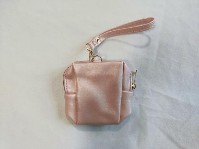 裏面はシンプルな無地