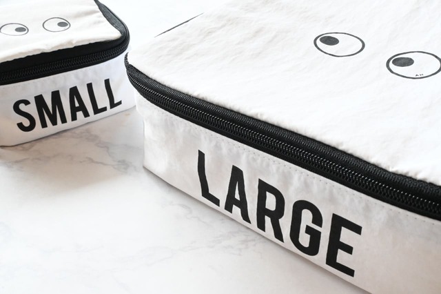 【ユニクロ×ANYA HINDMARCH「スクエアポーチ」】遊び心溢れるポーチが大小登場しました！