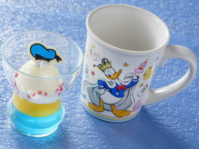 ブルーゼリー＆マンゴームース、スーベニアカップ付き 1,200円｜販売店舗：トゥモローランド・テラス｜ 東京ディズニーランド ディズニー・パルパルーザ「ドナルドのクワッキー・ダック！ダック！ダックシティ！」スペシャルグッズスペシャルメニュー