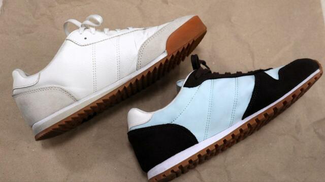 【ユニクロC コンビネーションスニーカー】同ブランドのスウェードコンビネーションスニーカー（写真左）と比較。足指の付け根の曲がりやすい部分がスエードで補強されています