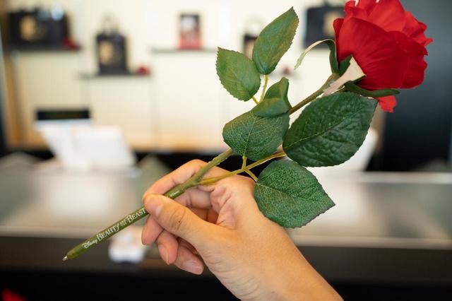 バラ造花ボールペン 1,900円｜サイズ：バラ本体H240mm×W160×H360(パッケージ入り取手除く)｜※劇団四季オフィシャルウェブショップでのお取り扱いはございません。｜劇団四季 ディズニーミュージカル『美女と野獣』東京ディズニーリゾート内舞浜アンフィシアター公演オリジナルグッズ