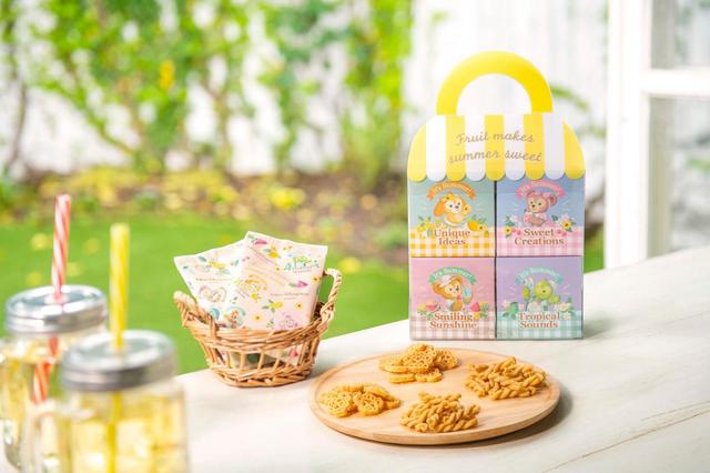 パスタスナック 1,100円｜内容量：92g[しお味23g×2箱、しおれもん味23g×2箱]｜ダッフィー＆フレンズのテイスティ・サマー・サプライズ