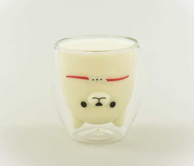 牛乳を注げば「しば犬」が「白しば」に♪