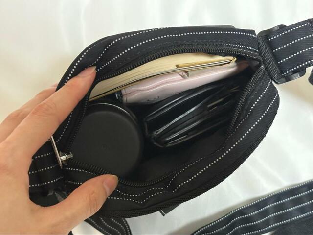 【adidas ウォバッシュ スモールアイテムバッグ】ぴったり入ってファスナーもしっかり閉まりました！水筒を縦に収納できるのがうれしい♪