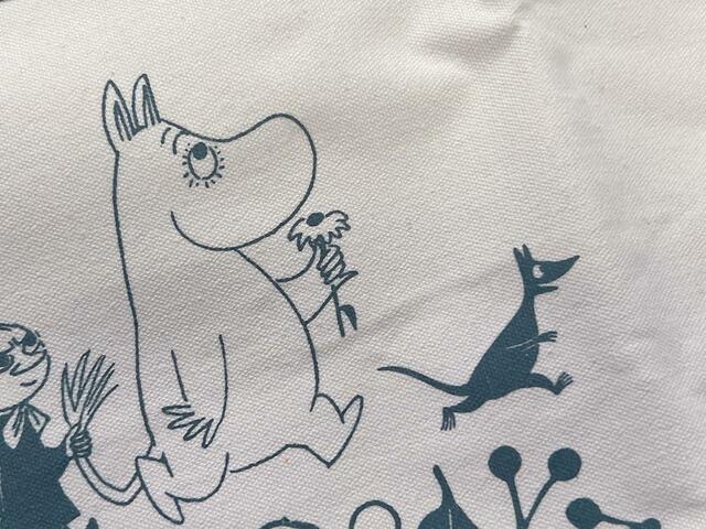 ムーミンの手にはお花が!はしゃいでいるようなスニフもキュート♪